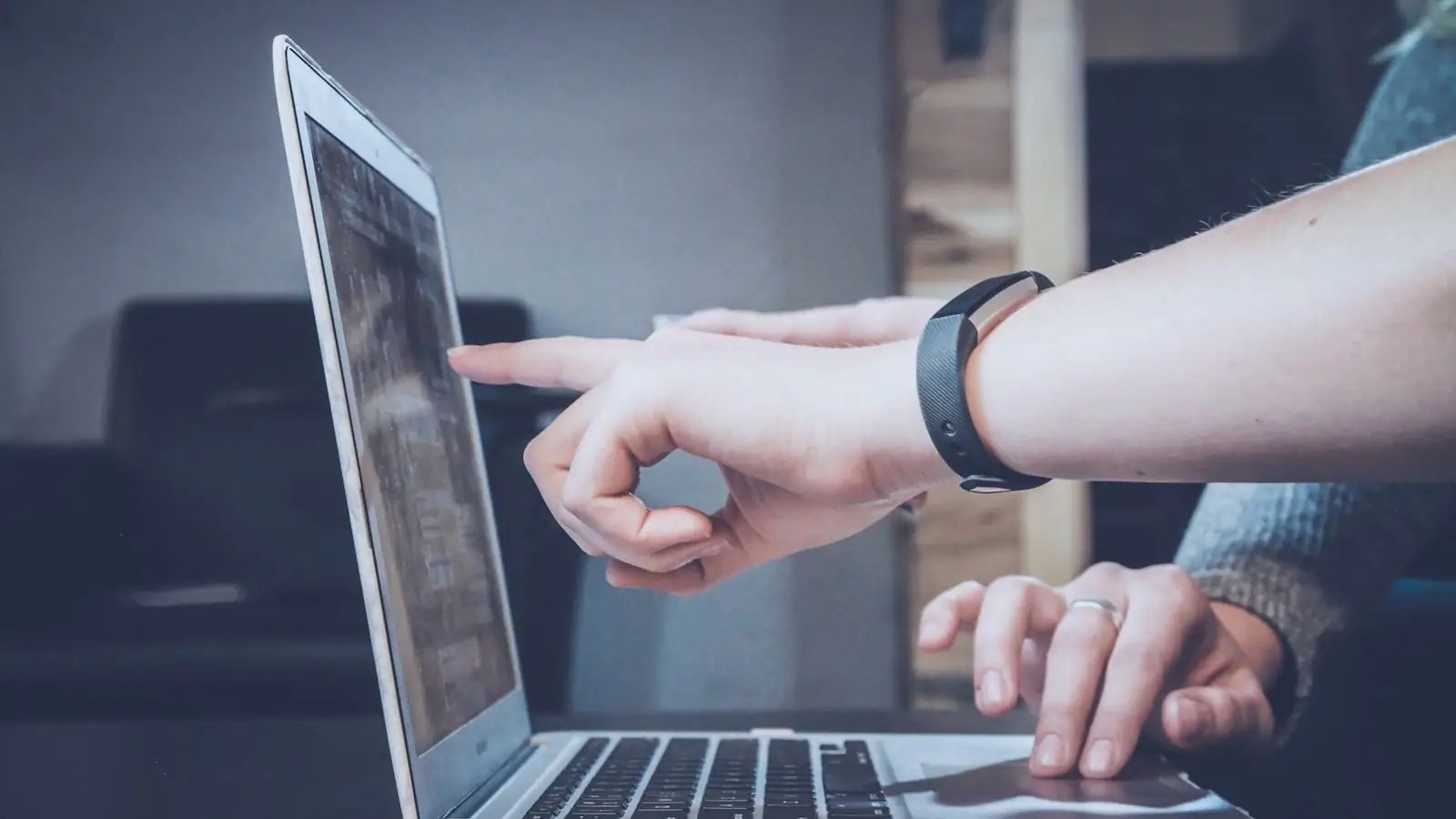 Product and UX workspace illustrating experience design decisions brands face after Apple CEO John Ternus takes over.